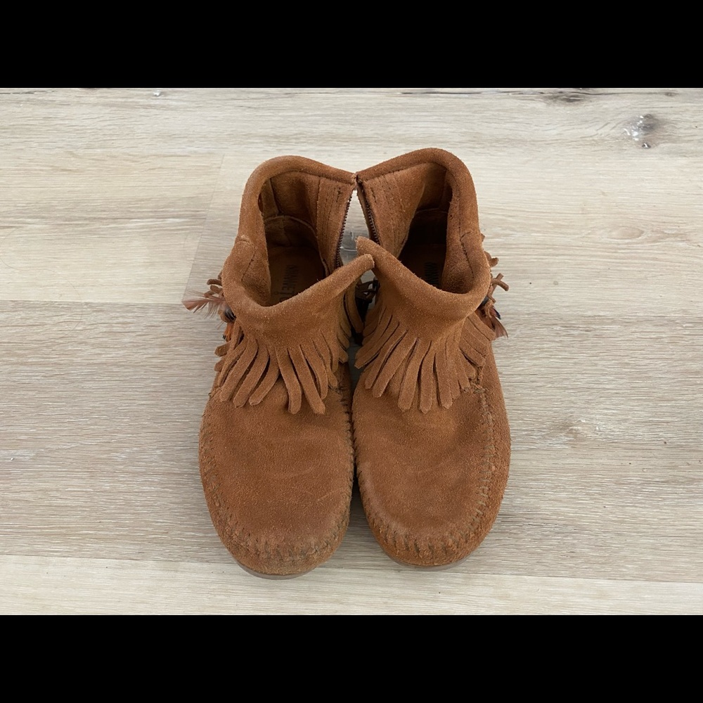Minnetonka moccasins size 6